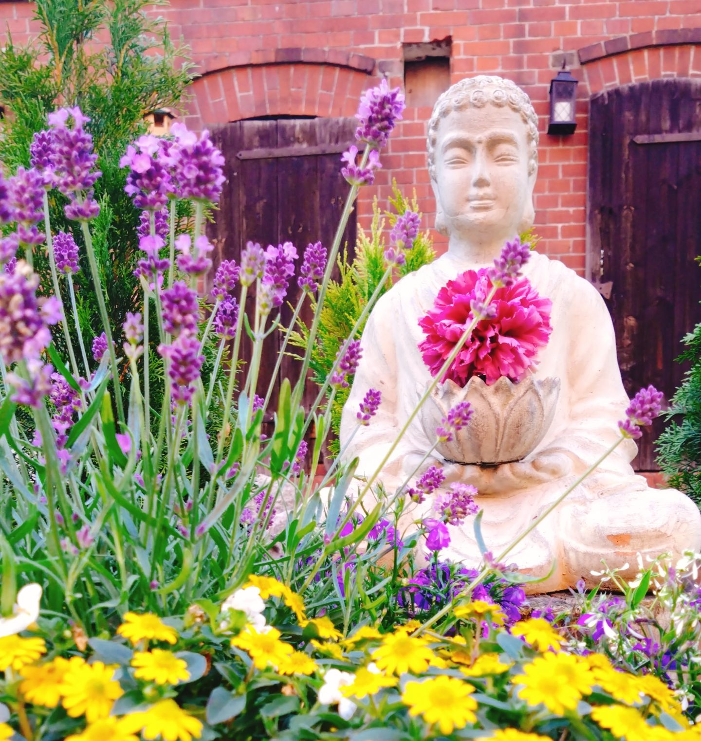 Buddhafigur mit Blumen